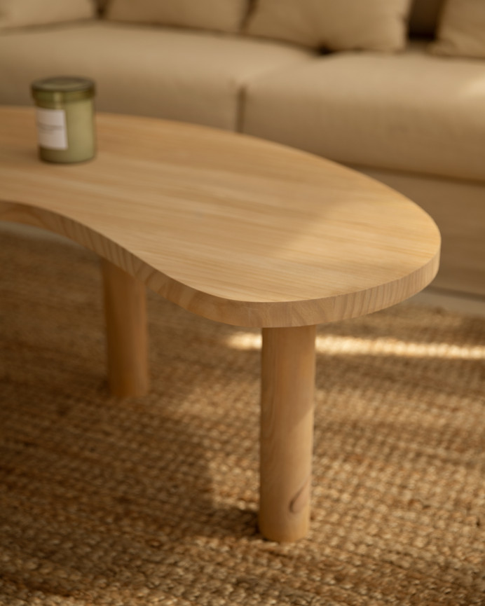 Table basse en bois massif aux formes organiques en teinte chêne moyen en différentes tailles