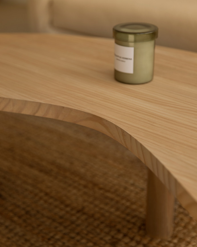 Table basse en bois massif aux formes organiques en teinte chêne moyen en différentes tailles