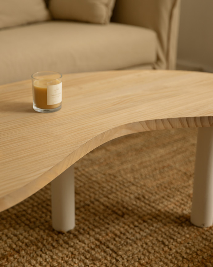 Table basse en bois massif aux formes organiques plateau en chêne moyen et pieds blancs en différentes tailles