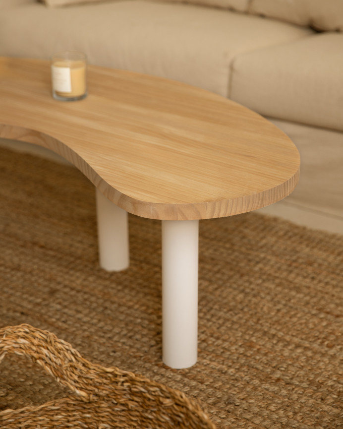 Table basse en bois massif aux formes organiques plateau en chêne moyen et pieds blancs en différentes tailles