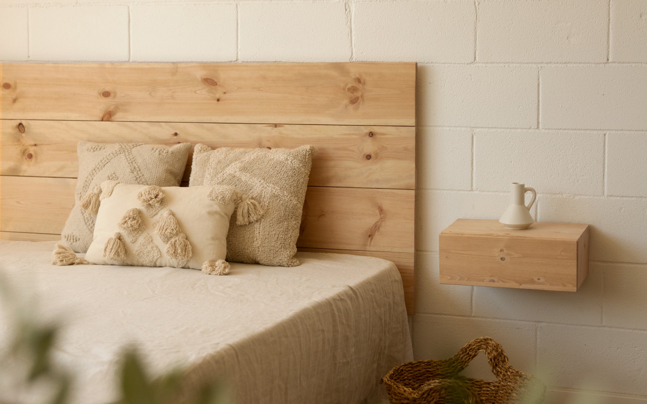 Pack tête de lit et tables flottantes en bois massif ton chêne moyen en différentes tailles