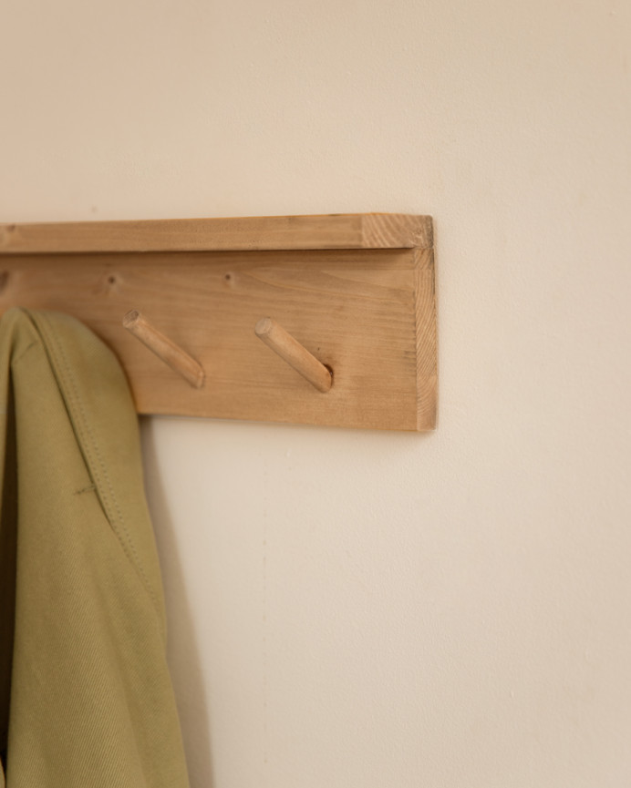 Cintre mural en bois massif ton chêne moyen 61x10cm