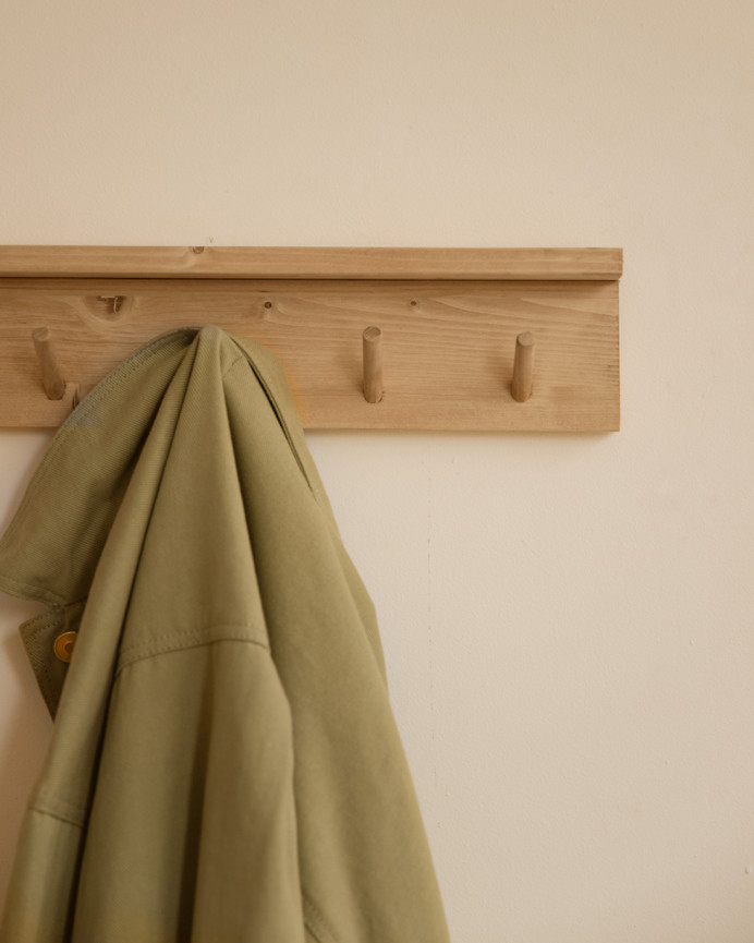 Cintre mural en bois massif ton chêne moyen 61x10cm