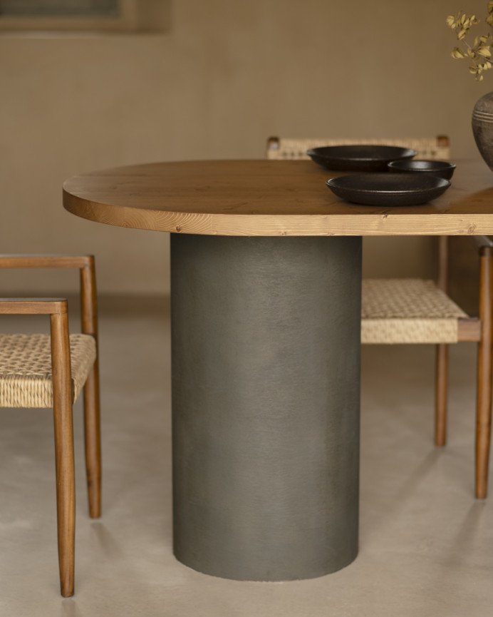 Table de salle à manger ovale en bois massif teinte chêne foncé avec pieds en microciment teinte verte en différentes tailless