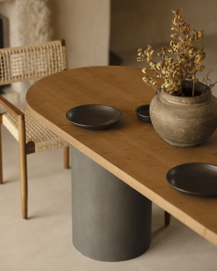 Table de salle à manger ovale en bois massif teinte chêne foncé avec pieds en microciment teinte verte en différentes tailless