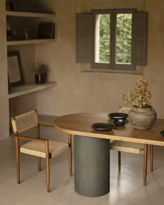 Table de salle à manger ovale en bois massif teinte chêne foncé avec pieds en microciment teinte verte en différentes tailless