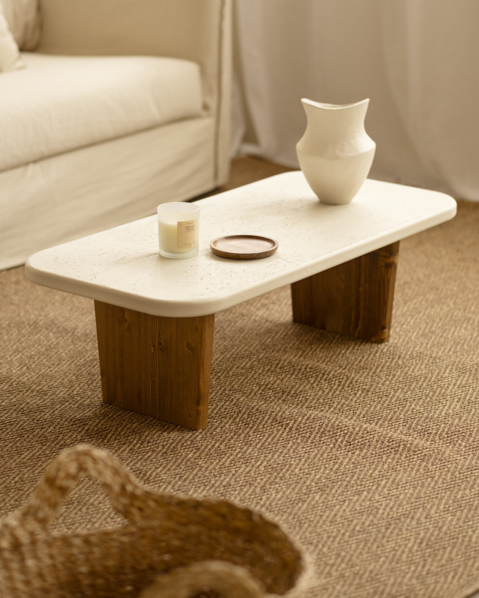Table basse en microciment avec deux pieds en bois de chêne foncé de 95cm