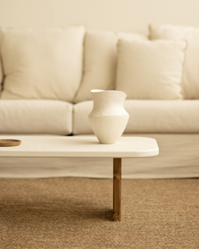Table basse en microciment avec deux pieds en bois de chêne foncé de 95cm