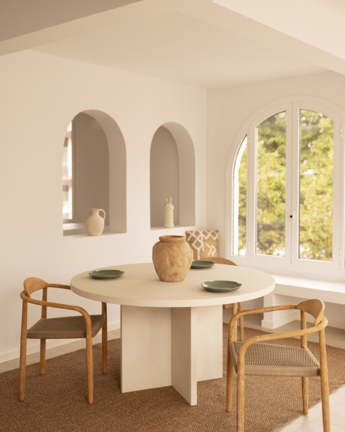 Table de salle à manger ronde en microciment de teinte blanc cassé disponible en différentes tailles