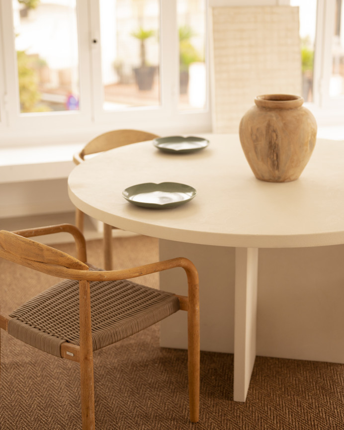 Table de salle à manger ronde en microciment de teinte blanc cassé disponible en différentes tailles