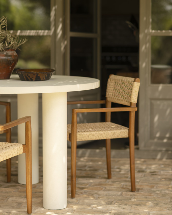 Table de salle à manger ronde en microciment de teinte blanc cassé disponible en différentes tailles