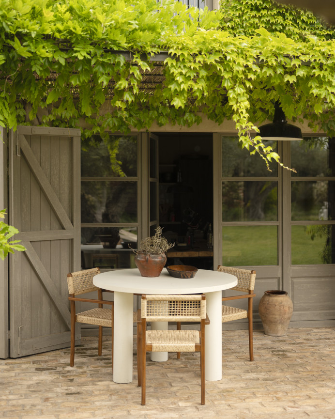 Table de salle à manger ronde en microciment de teinte blanc cassé disponible en différentes tailles