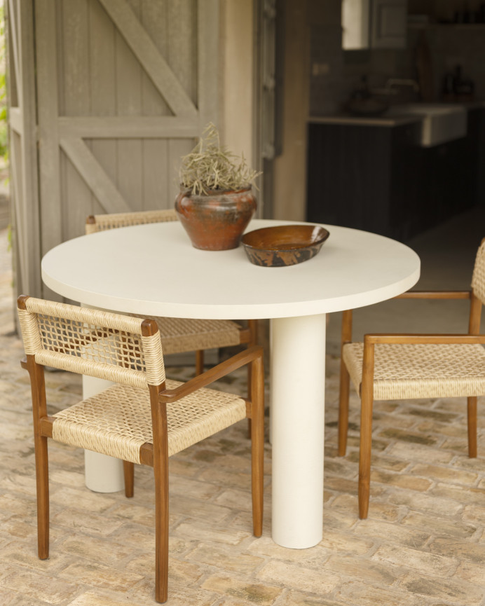 Table de salle à manger ronde en microciment de teinte blanc cassé disponible en différentes tailles