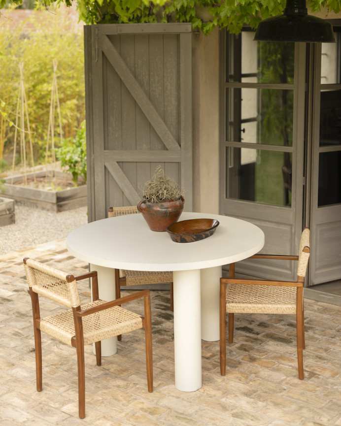 Table de salle à manger ronde en microciment de teinte blanc cassé disponible en différentes tailles