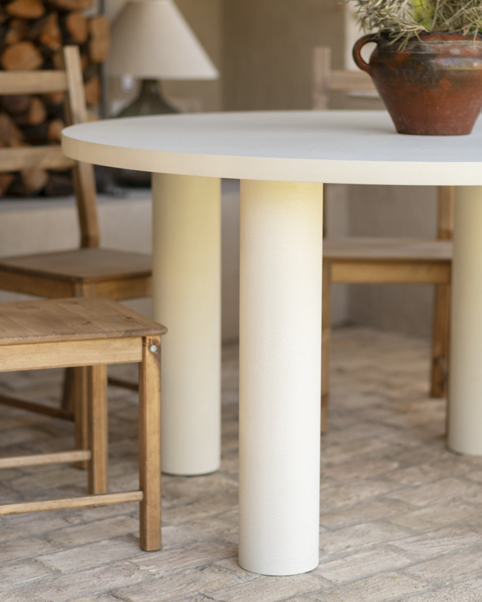 Table de salle à manger ronde en microciment de teinte blanc cassé disponible en différentes tailles