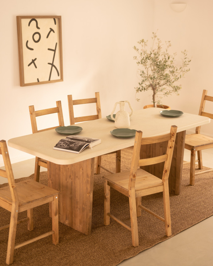 Table de salle à manger en microciment de couleur blanc cassé avec des pieds en bois de chêne foncé en différentes tailles