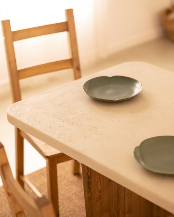Table de salle à manger en microciment de couleur blanc cassé avec des pieds en bois de chêne foncé en différentes tailles