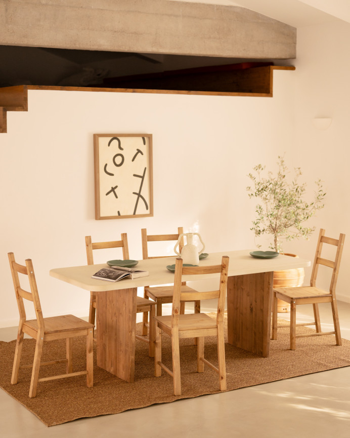 Table de salle à manger en microciment de couleur blanc cassé avec des pieds en bois de chêne foncé en différentes tailles