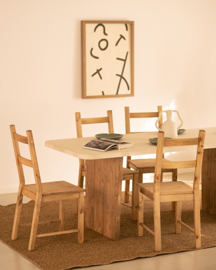Table de salle à manger en microciment de couleur blanc cassé avec des pieds en bois de chêne foncé en différentes tailles