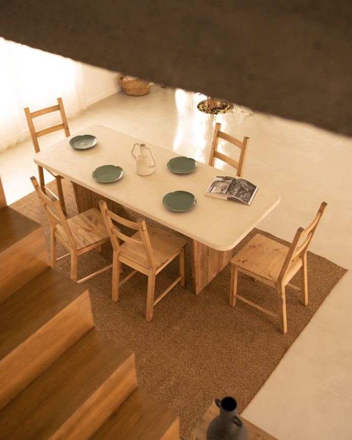 Table de salle à manger en microciment de couleur blanc cassé avec des pieds en bois de chêne foncé en différentes tailles