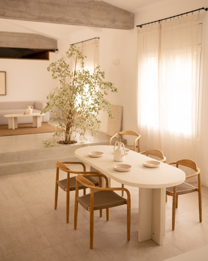 Table de salle à manger ovale en microciment de teinte blanc cassé disponible en différentes tailles