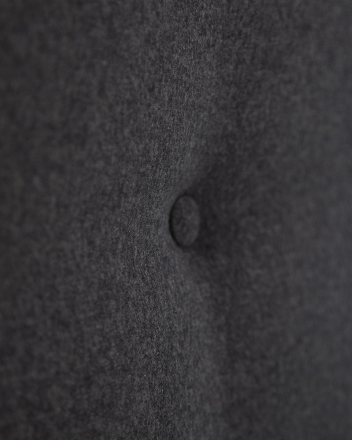 Tête de lit rembourrée en polyester avec boutons noirs en différentes tailles