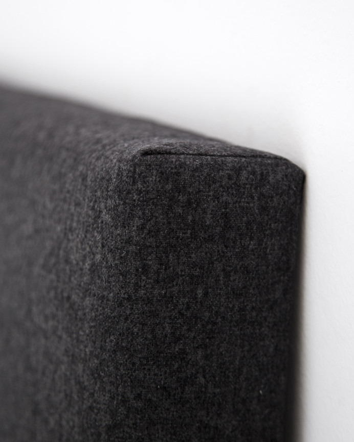 Tête de lit rembourrée en polyester avec boutons noirs en différentes tailles