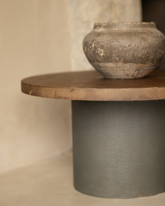 Table basse ronde en bois massif teinte chêne foncé avec pieds en microciment teinte verte disponible en différentes tailles