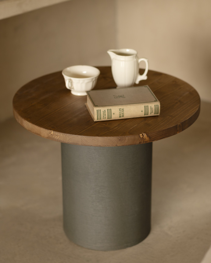 Table basse ronde en bois massif teinte chêne foncé avec pieds en microciment teinte verte disponible en différentes tailles