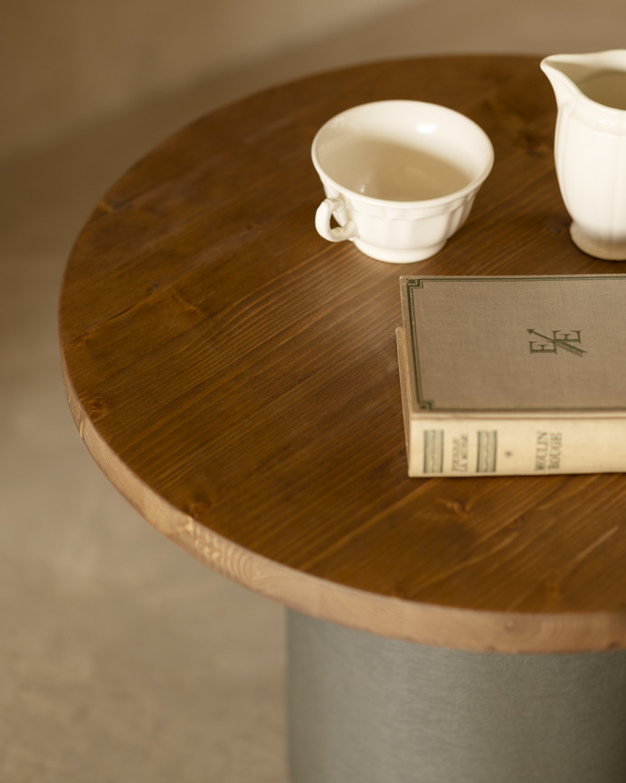 Table basse ronde en bois massif teinte chêne foncé avec pieds en microciment teinte verte disponible en différentes tailles