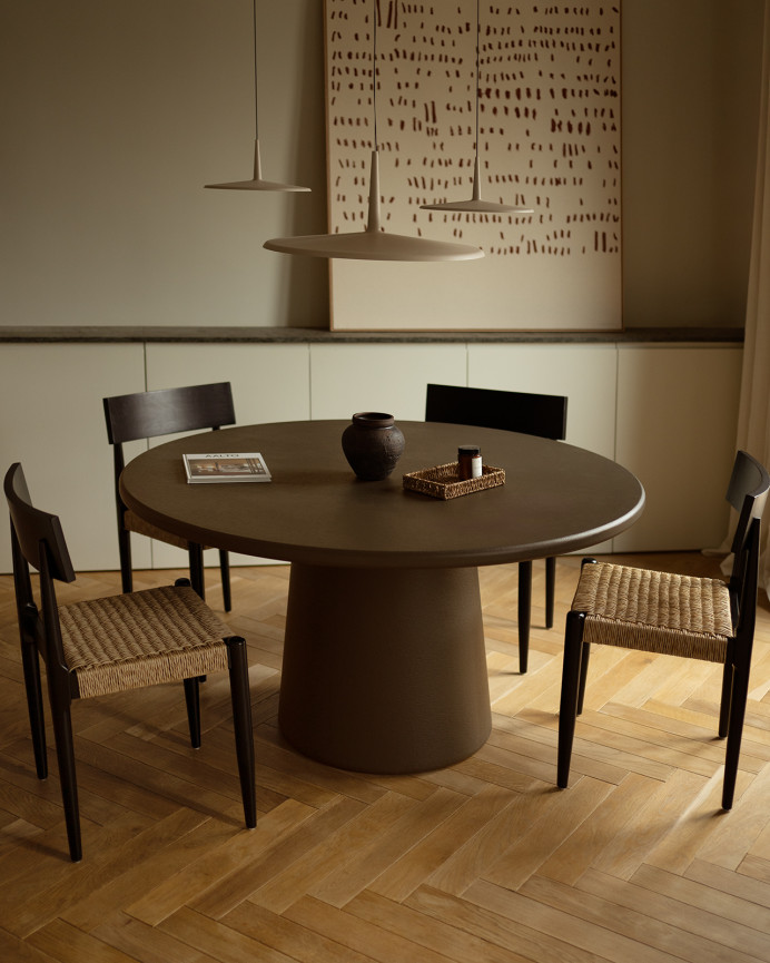 Table de salle à manger ronde en microciment ton marron en différentes tailles