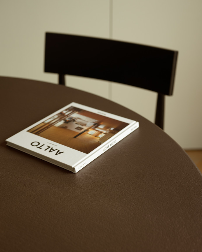 Table de salle à manger ronde en microciment ton marron en différentes tailles