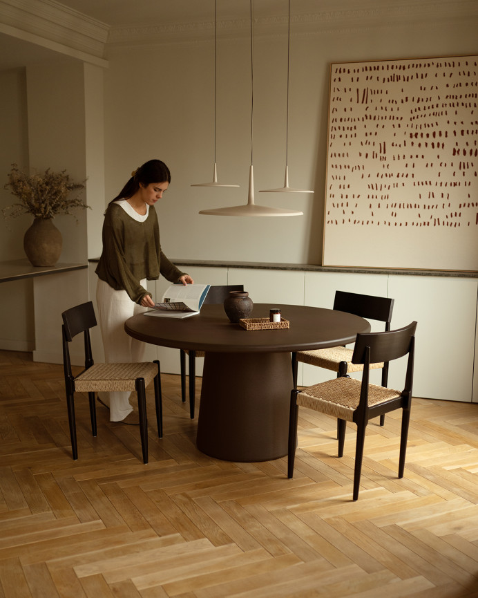 Table de salle à manger ronde en microciment ton marron en différentes tailles