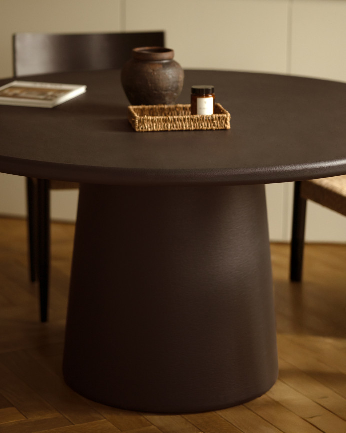 Table de salle à manger ronde en microciment ton marron en différentes tailles