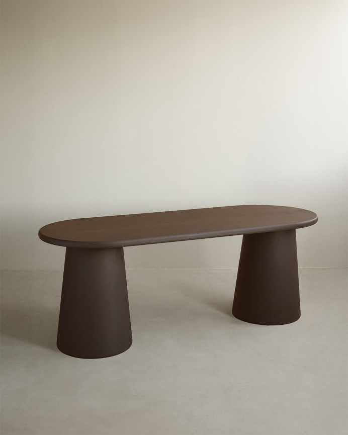 Table de salle à manger ovale en microciment ton marron en différentes tailles