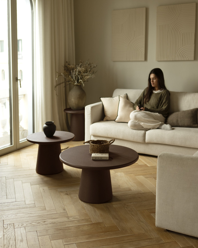 Table basse ronde en microciment marron en différentes tailles