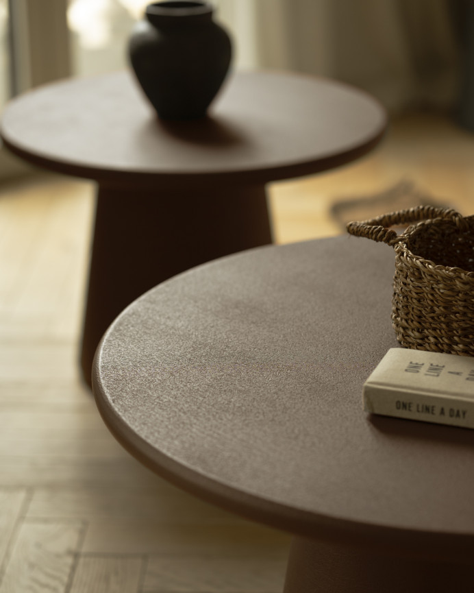 Table basse ronde en microciment marron en différentes tailles