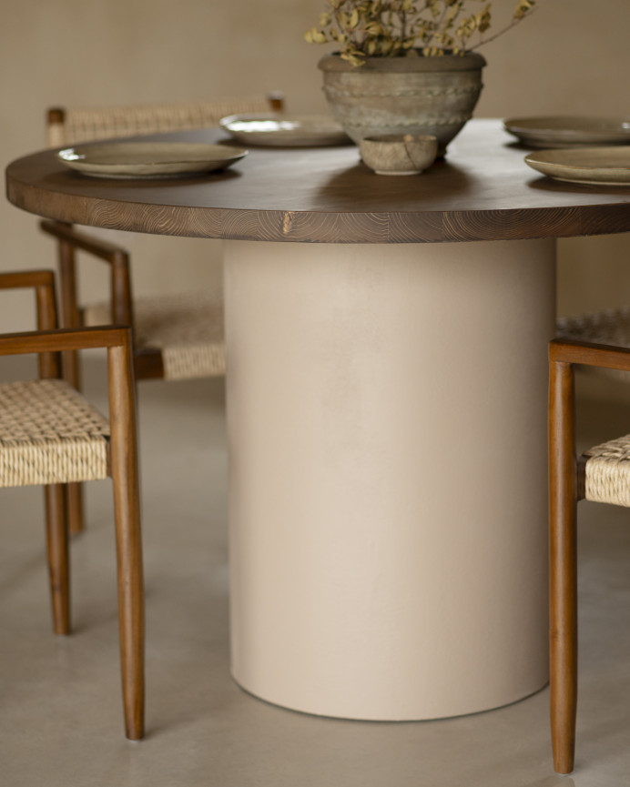 Table de salle à manger ronde en bois massif teinte chêne foncé pieds en microciment teinte terre en différentes dimensions