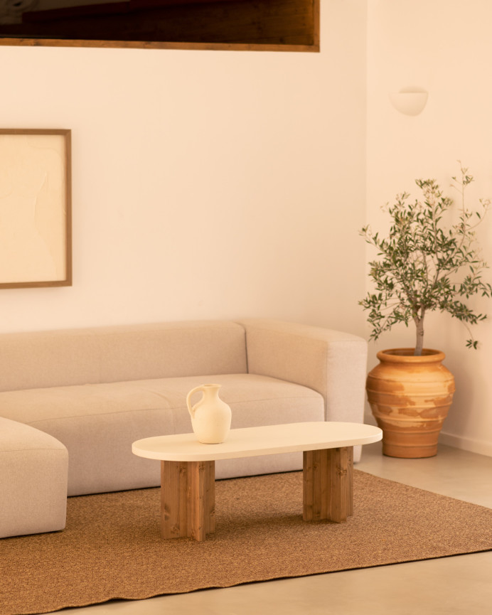 Table basse en microciment de couleur blanc cassé avec des pieds en bois de chêne foncé de 120x50cm