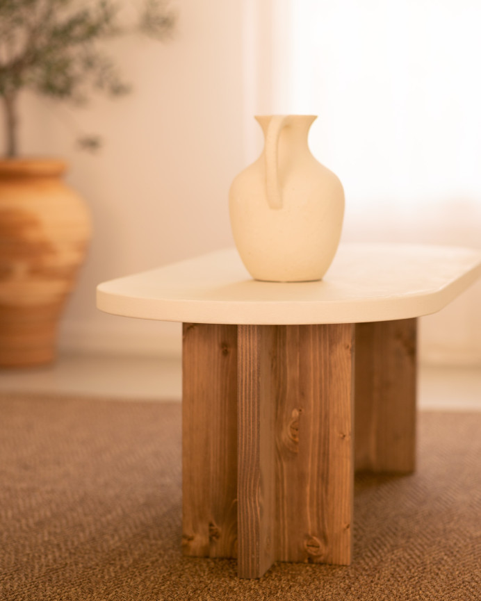 Table basse en microciment de couleur blanc cassé avec des pieds en bois de chêne foncé de 120x50cm