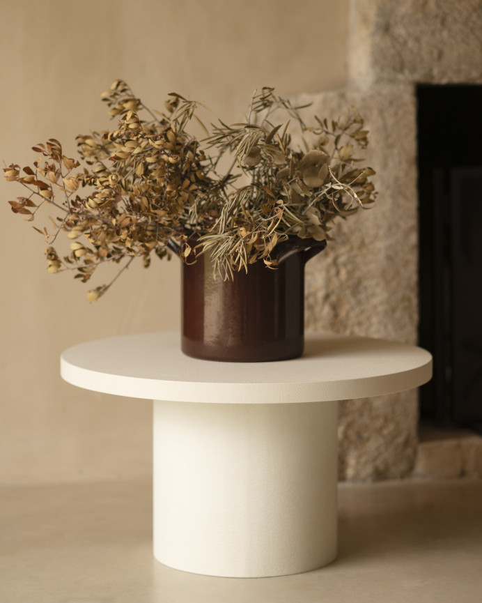 Table basse ronde en microciment de teinte blanc cassé disponible en différentes tailles