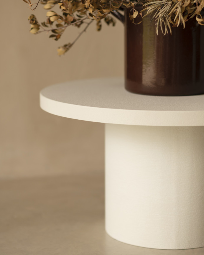 Table basse ronde en microciment de teinte blanc cassé disponible en différentes tailles