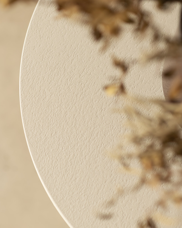 Table basse ronde en microciment de teinte blanc cassé disponible en différentes tailles