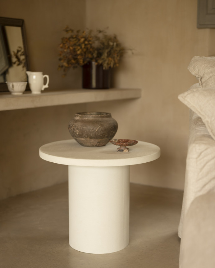 Table basse ronde en microciment de teinte blanc cassé disponible en différentes tailles