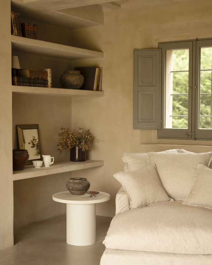 Table basse ronde en microciment de teinte blanc cassé disponible en différentes tailles