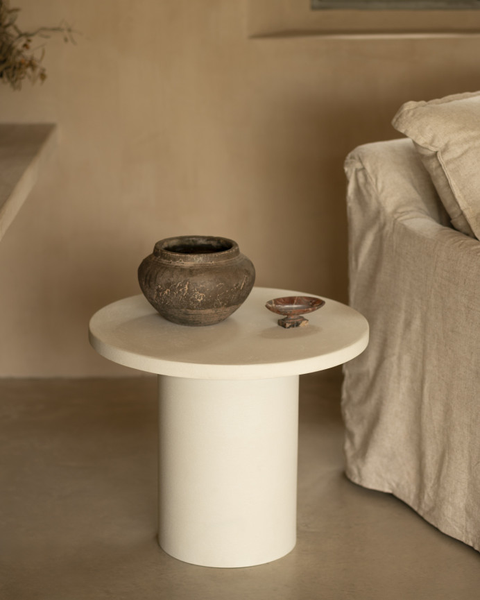 Table basse ronde en microciment de teinte blanc cassé disponible en différentes tailles