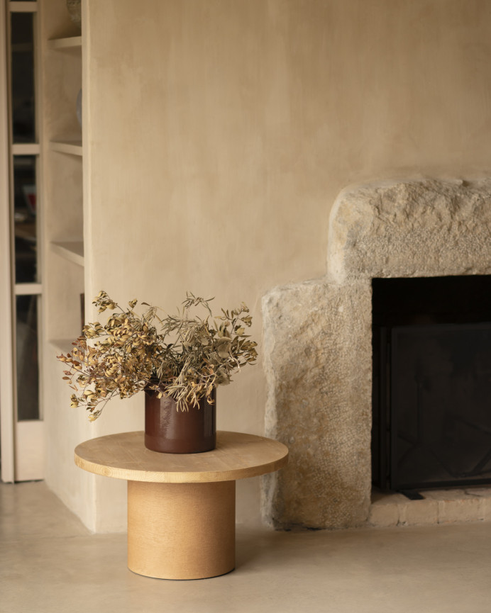 Table basse ronde en bois massif teinte chêne moyen avec pieds en microciment teinte terracotta en différentes tailles