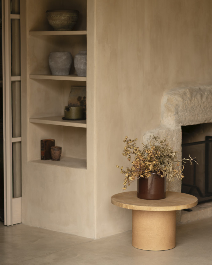 Table basse ronde en bois massif teinte chêne moyen avec pieds en microciment teinte terracotta en différentes tailles