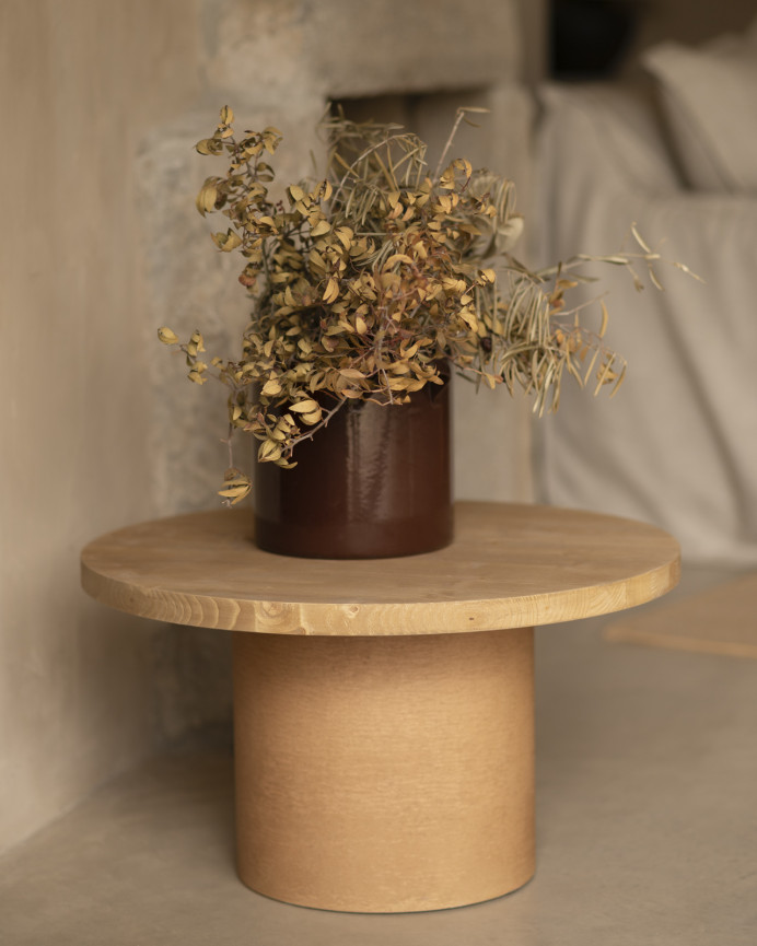 Table basse ronde en bois massif teinte chêne moyen avec pieds en microciment teinte terracotta en différentes tailles