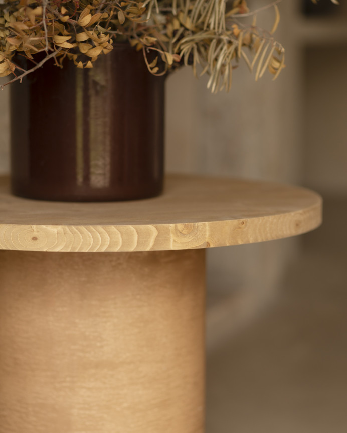 Table basse ronde en bois massif teinte chêne moyen avec pieds en microciment teinte terracotta en différentes tailles
